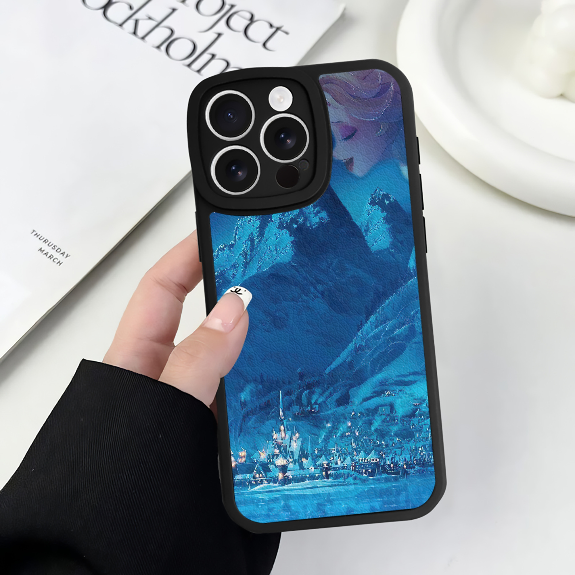 （画像用） アナと雪の女王 アンナ エルサ Frozen Anna Elsa 【iPhone 16シリーズ対応】シリコンスマホケース（レザー調） 材質：シリコン